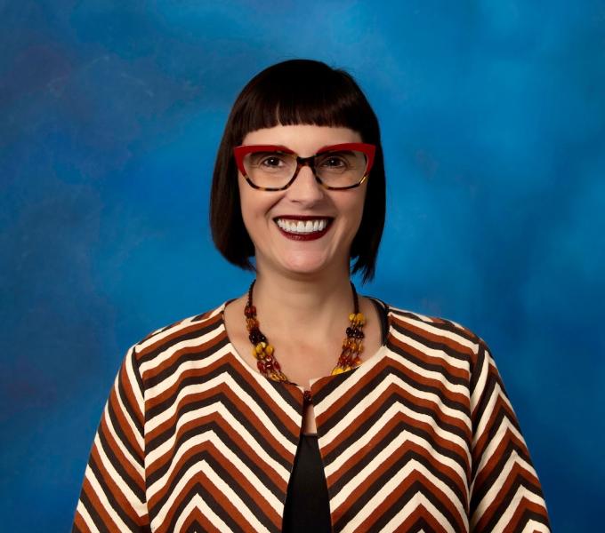 Natasha Tokowicz headshot on blue background
